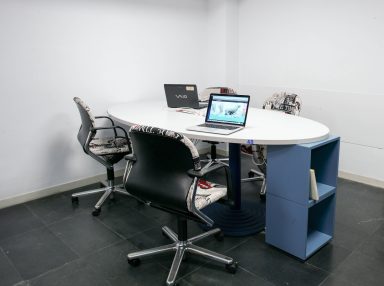 Mesa en el coworking Barcelona | Puestos de trabajo en centro de Barcelona Oficina 24